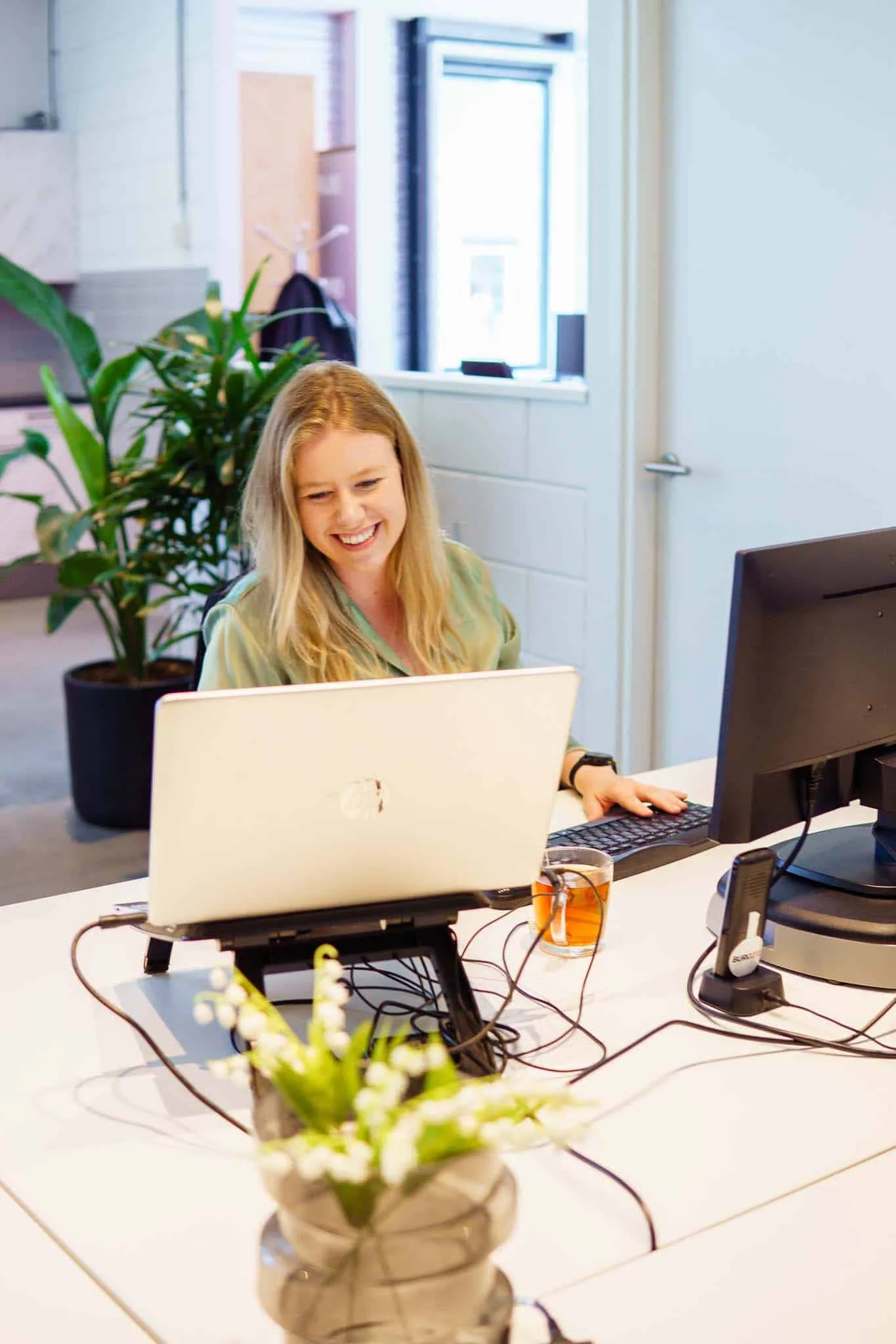 Collega van BURO210 aan het werk achter haar laptop