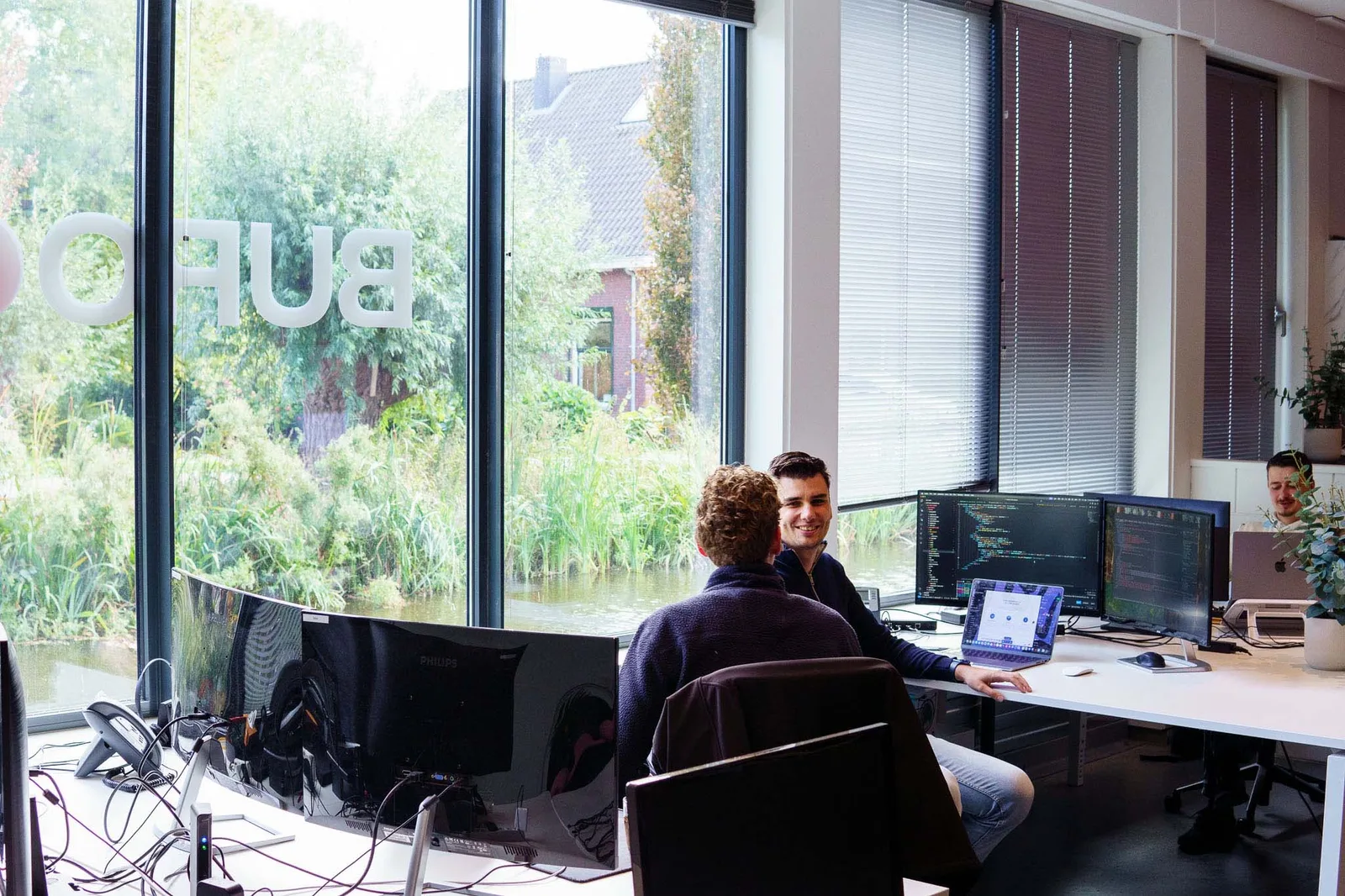 Het developmentteam aan het werk aan het raam