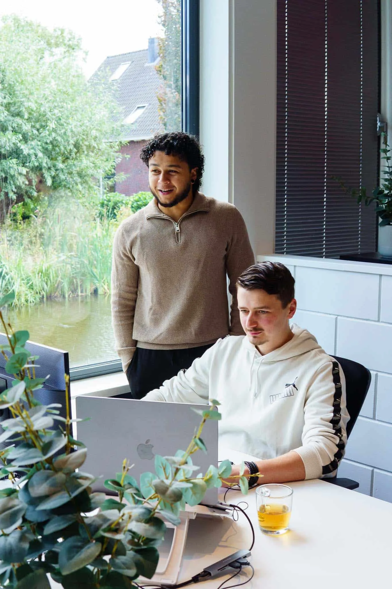 Twee developers kijken samen naar een oplossing