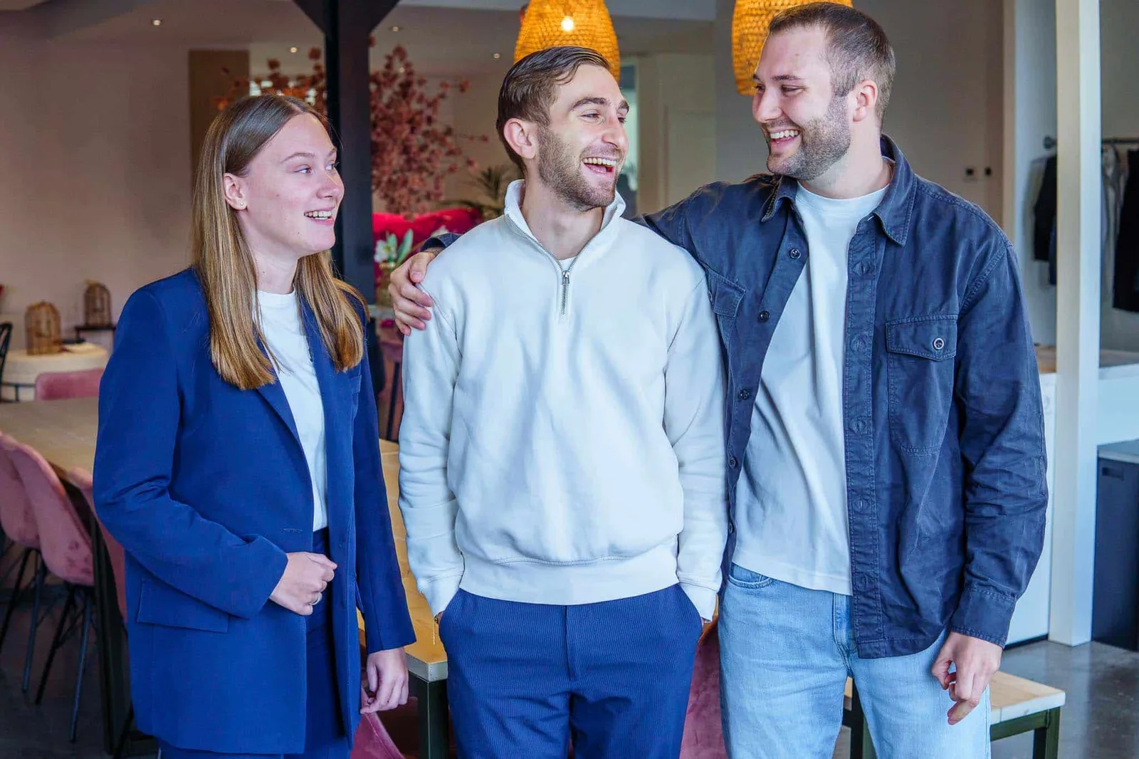 Drie collega’s lachen tijdens het werk op kantoor