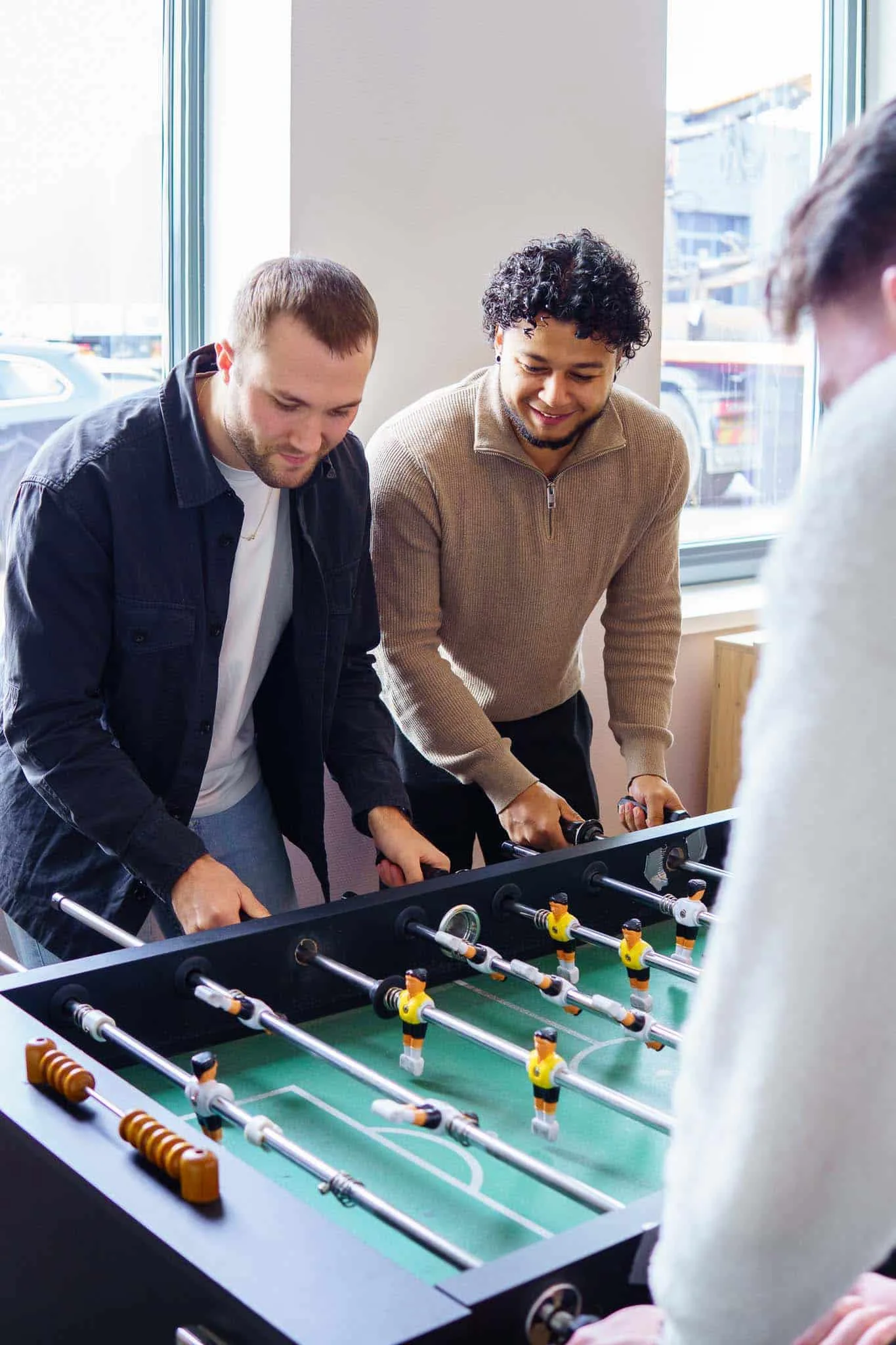 Collega's van BURO210 tijdens de lunchpauze aan de tafelvoetbaltafel