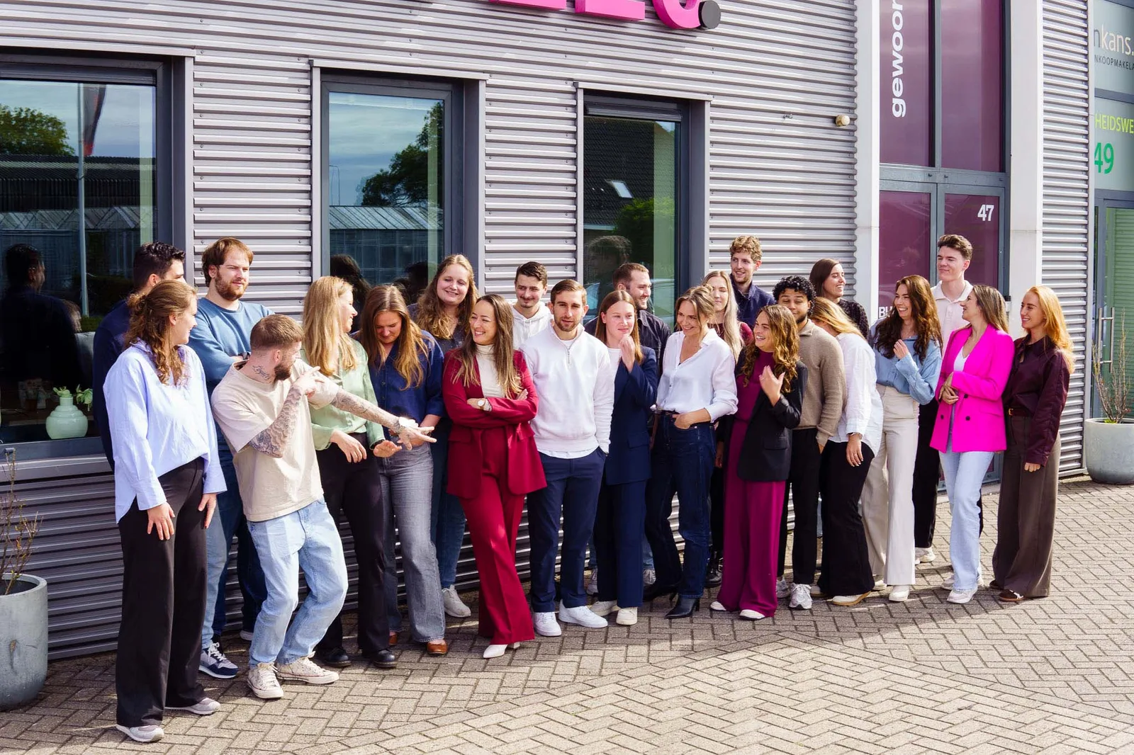 Het team van BURO210 voor het pand in Stolwijk