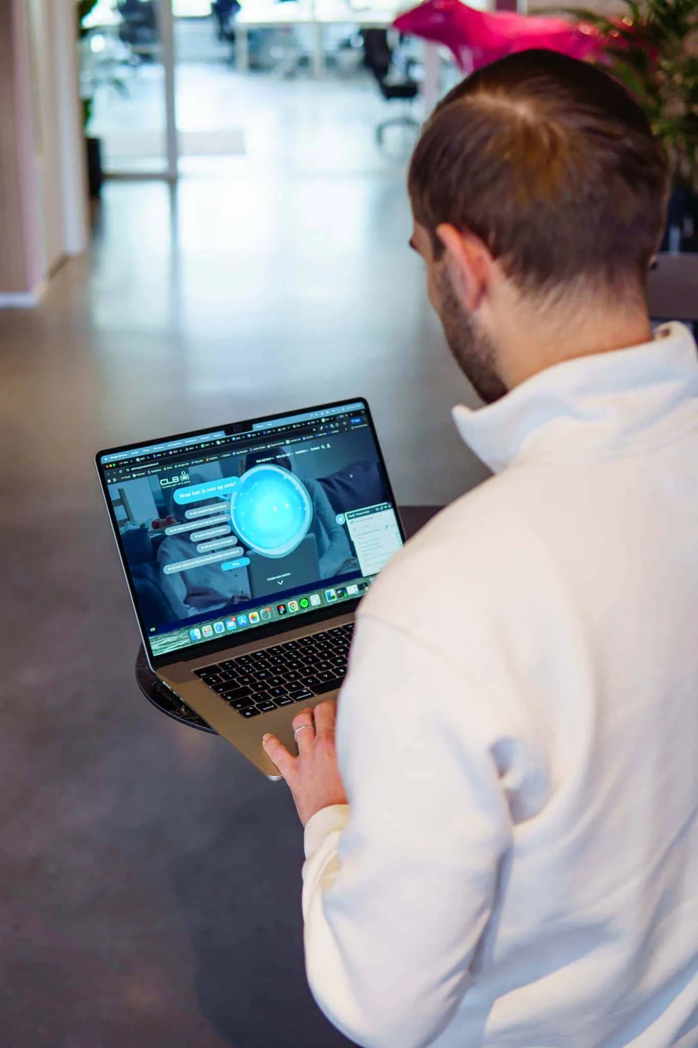 Een AI-assistent op de website van een klant, bekeken op de laptop