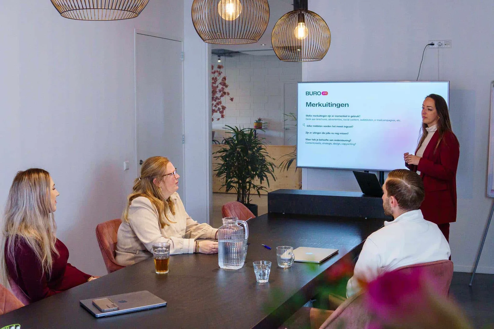 Presentatie over merkuitingen in de vergaderruimte