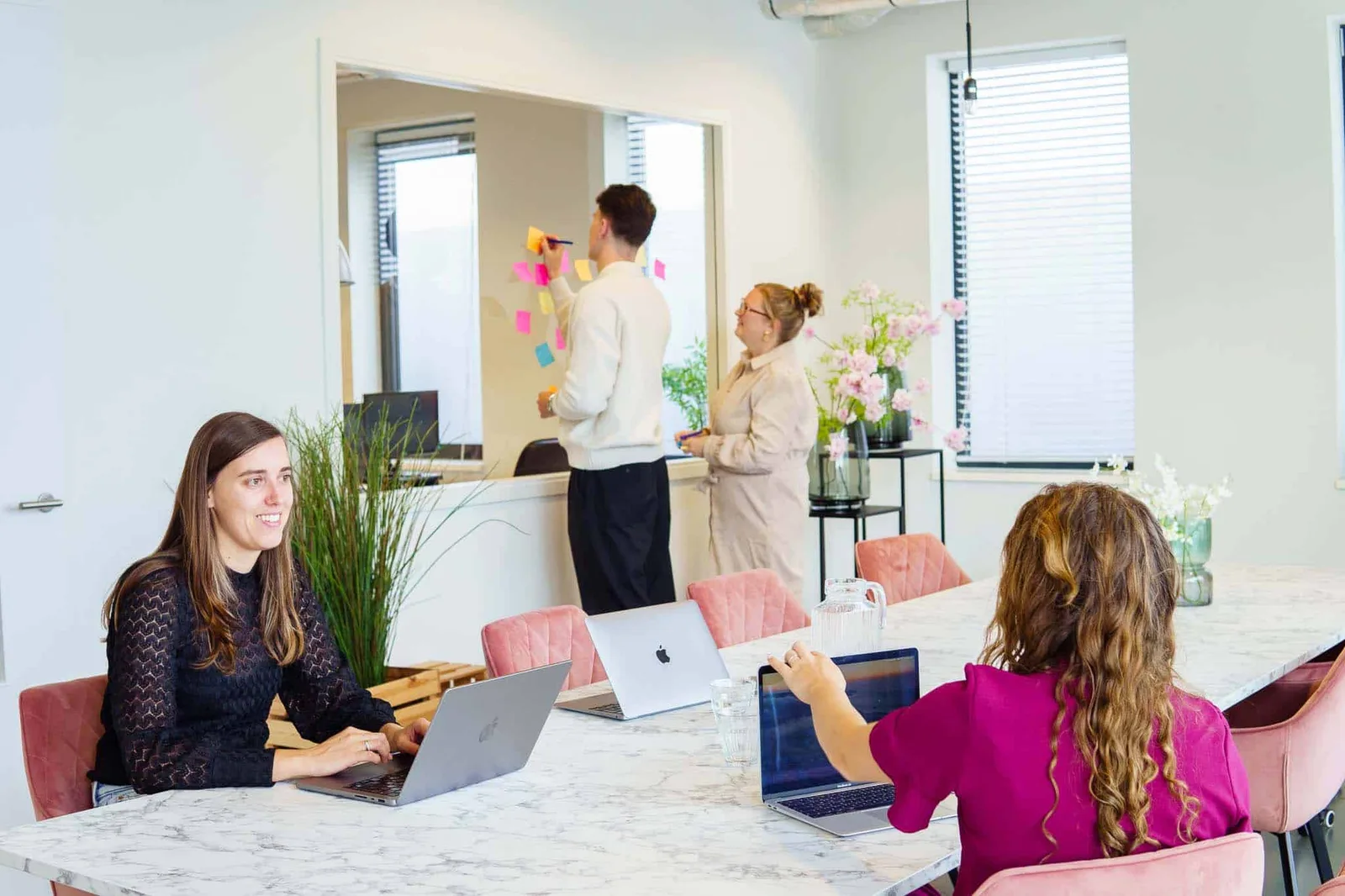 Specialist van BURO210 werkt een strategie uit tijdens een brainstorm