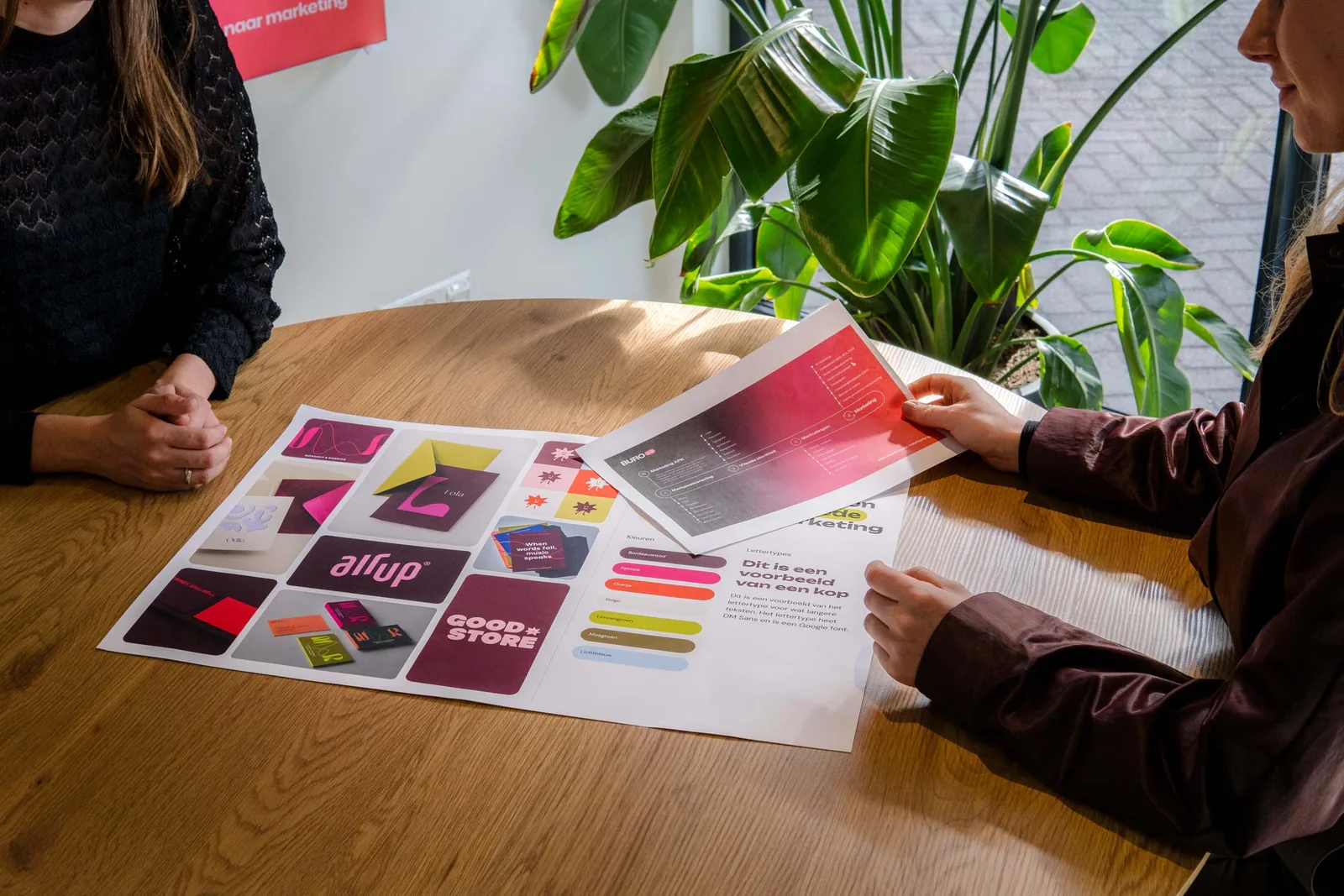 Merkkleuren en materiaal naast elkaar tijdens een huisstijltraject