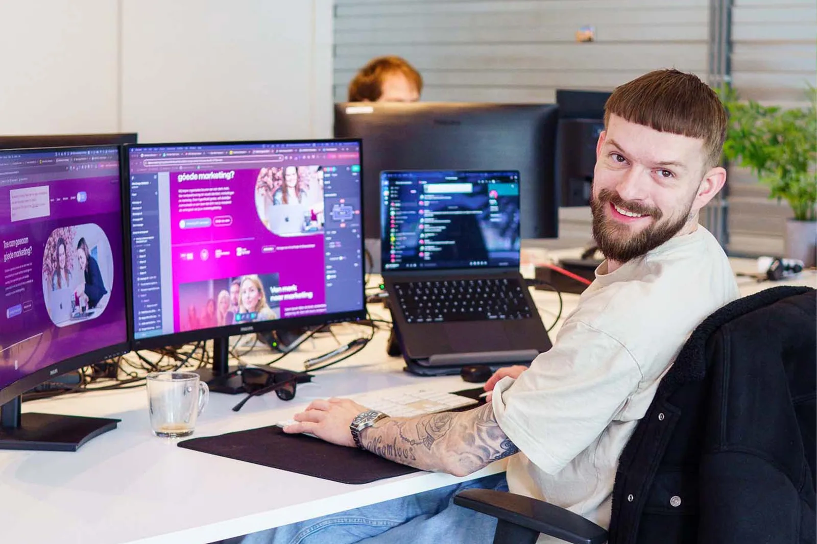 Ontwerp en code op de schermen van een developer bij BURO210