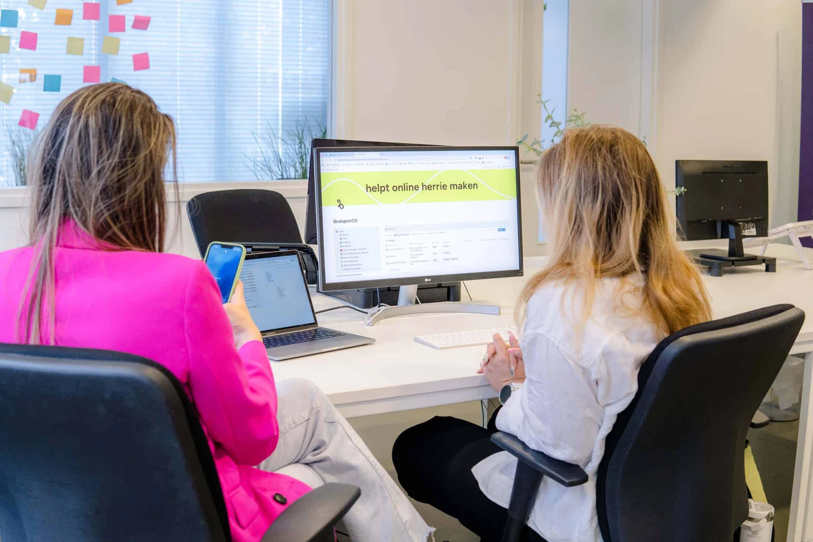 Contentspecialisten aan het werk achter hun schermen