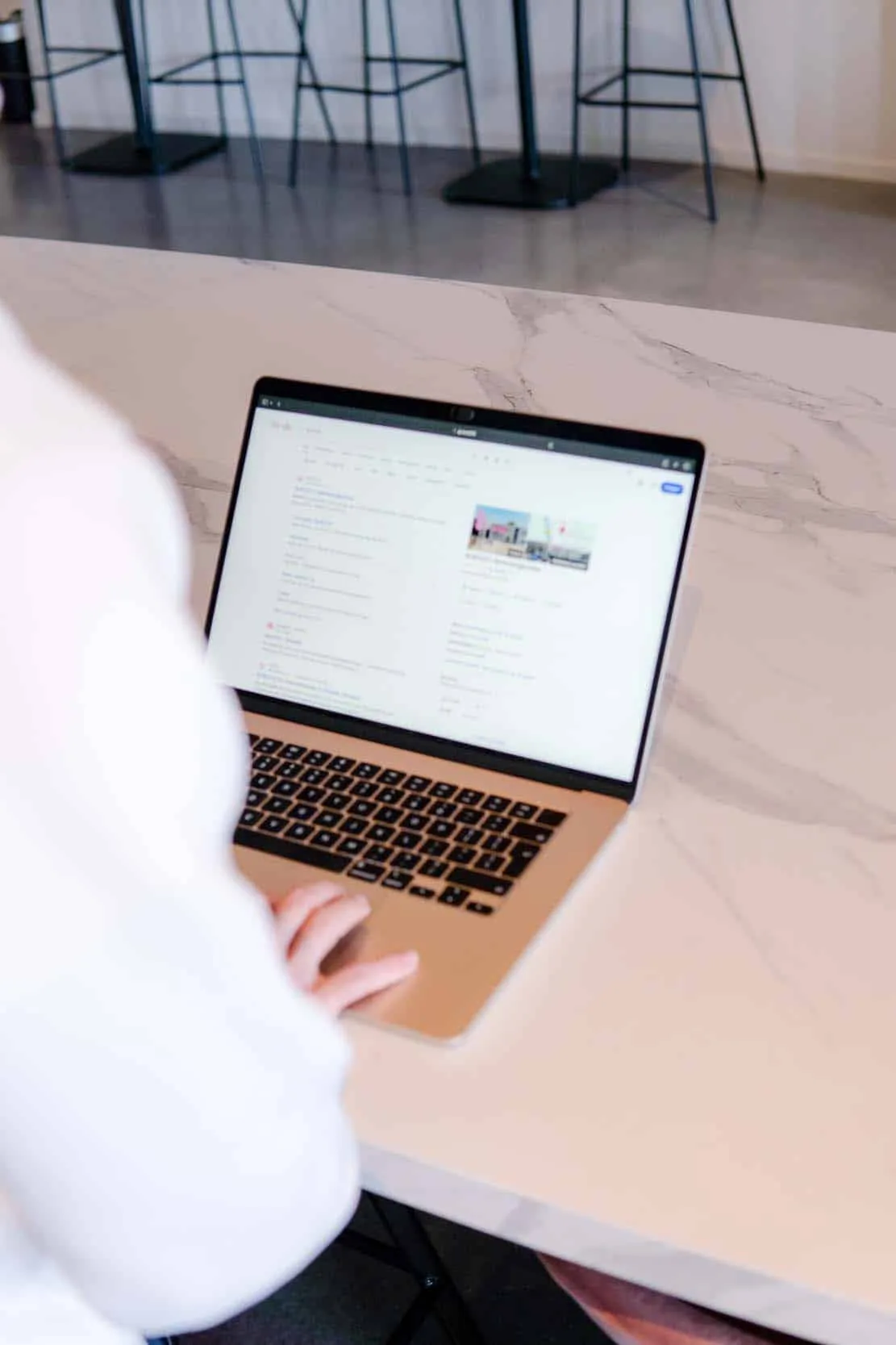 Zoekresultaten bekeken op de laptop