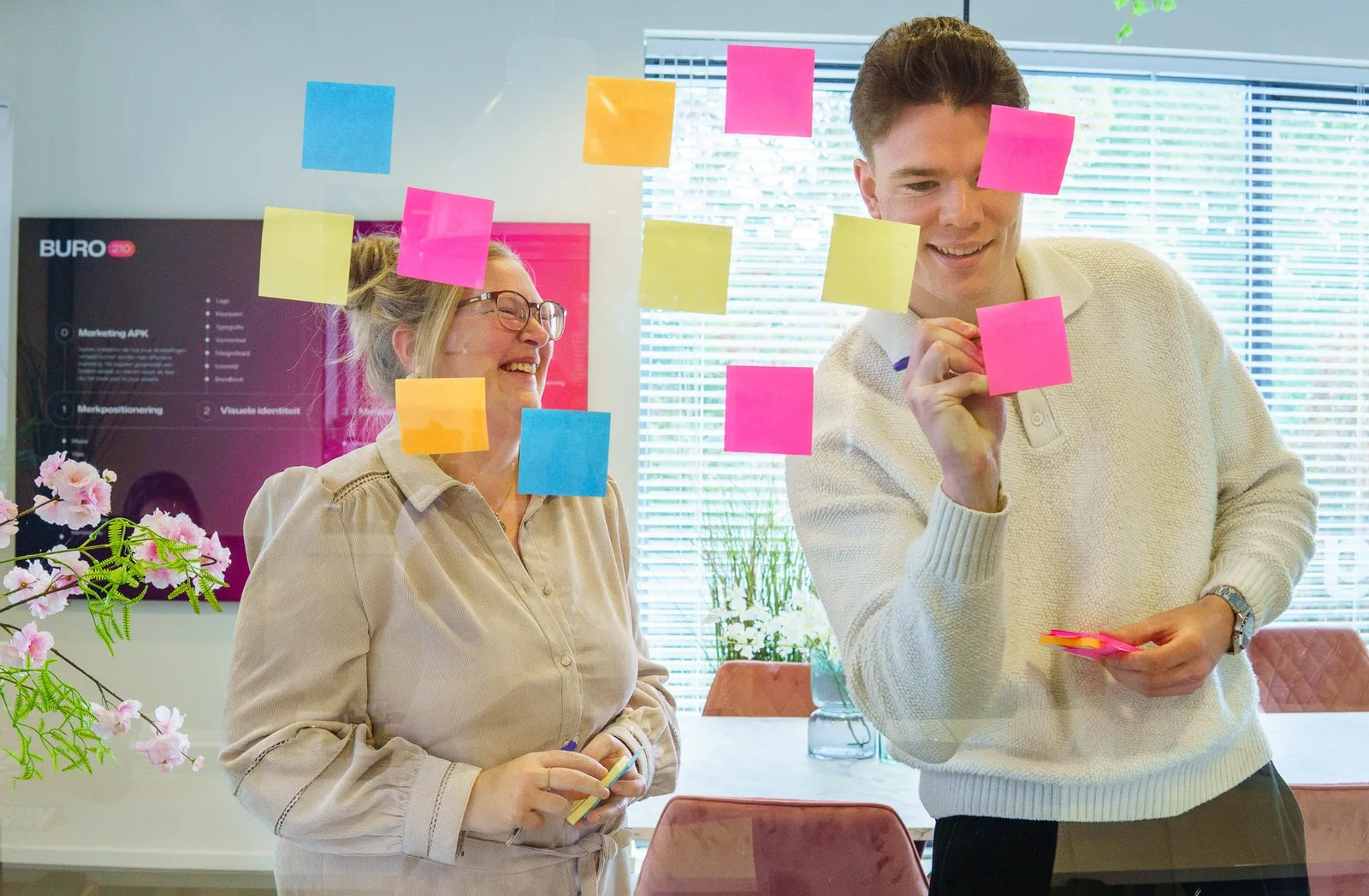 Post-its op het merkbord tijdens een werksessie in Stolwijk