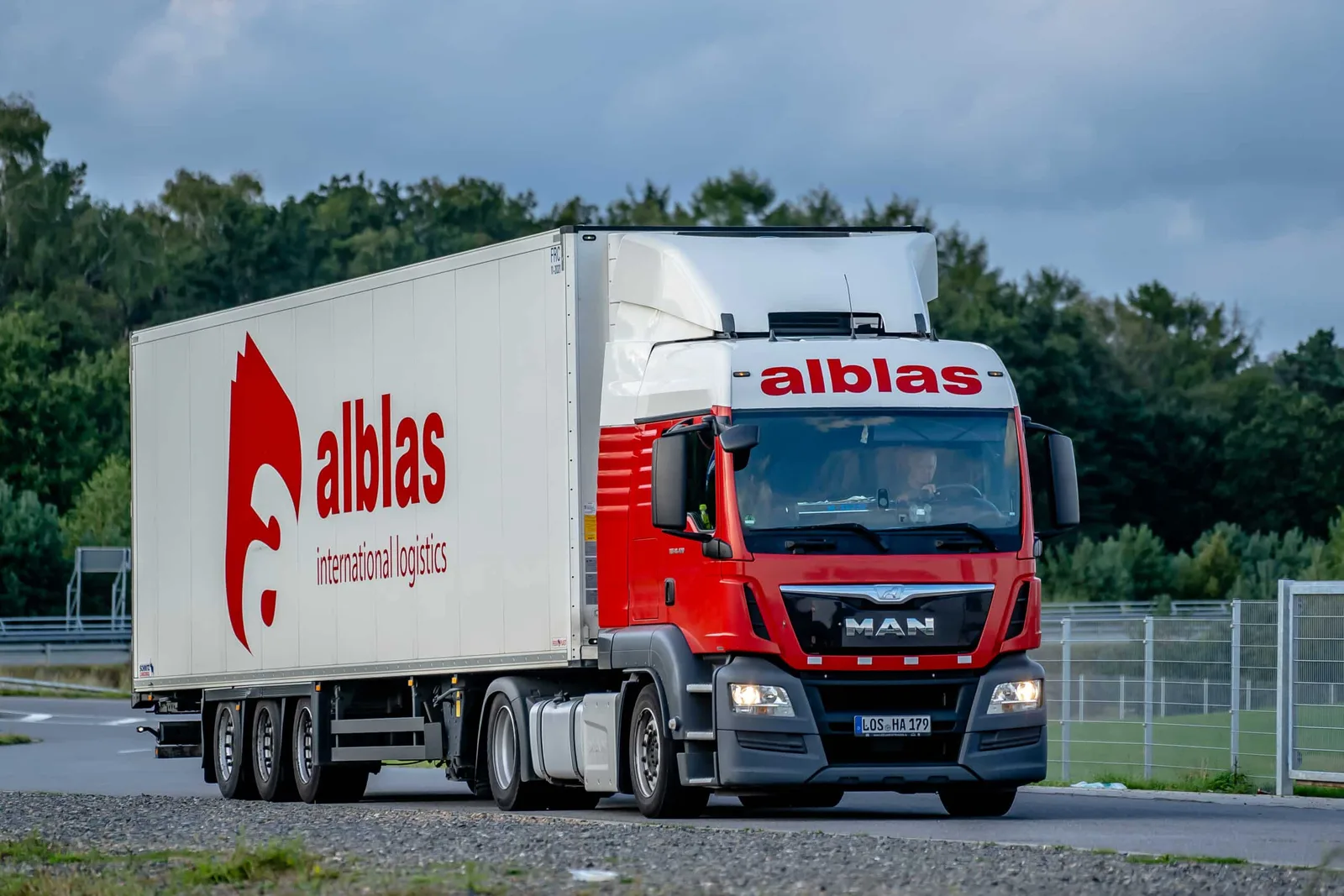Rode MAN-vrachtwagen van een klant van BURO210 op de weg