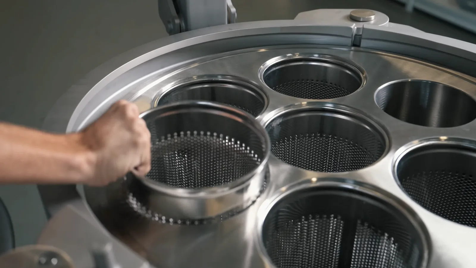 Still uit de bedrijfsvideo van Van Borselen Filters: filterkorven in een roestvrijstalen filterhuis